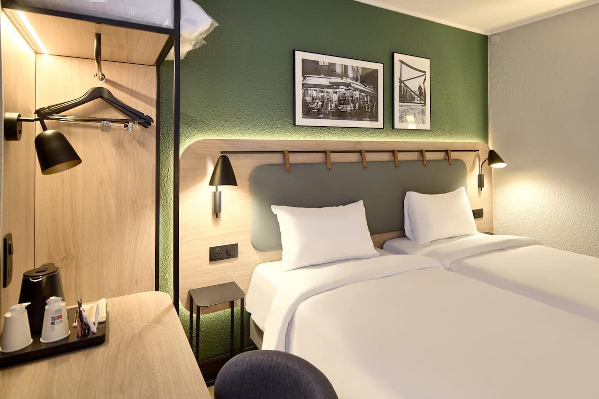 Standard Room, 2 Twin Beds | Premium bedding, desk, laptop workspace, blackout drapes