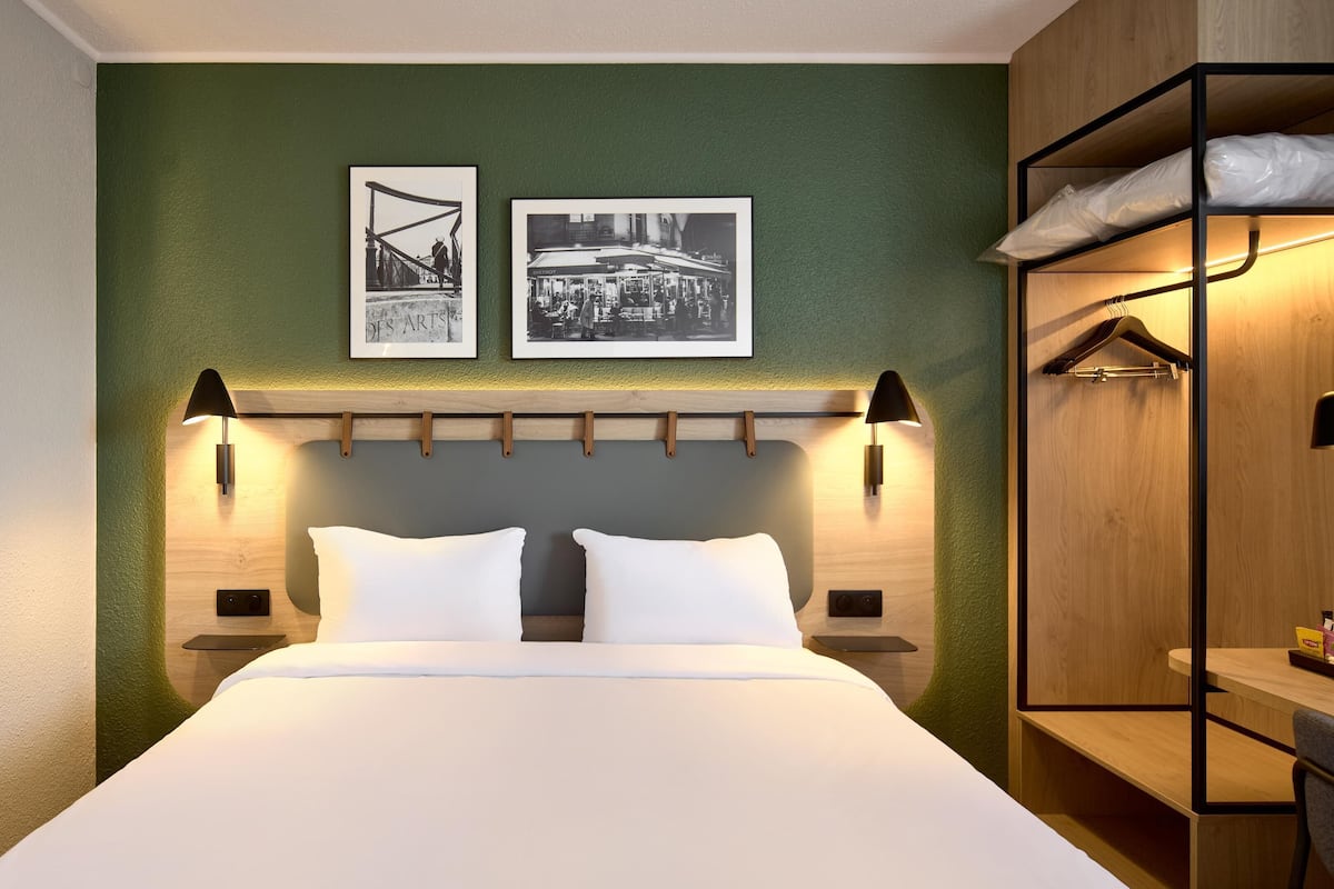 Standard Room, 1 Queen Bed | Premium bedding, desk, laptop workspace, blackout drapes