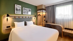 Standard Room, 1 Queen Bed | Premium bedding, desk, laptop workspace, blackout drapes - Campanile PRIME - Paris Porte d'Italie (Le Kremlin-Bicetre)