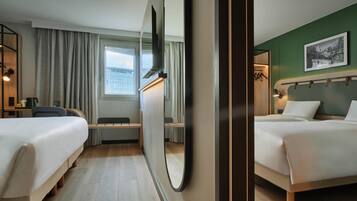 Rom – standard, 2 enkeltsenger | Sengetøy av topp kvalitet, skrivebord og skrivebord for bærbar PC