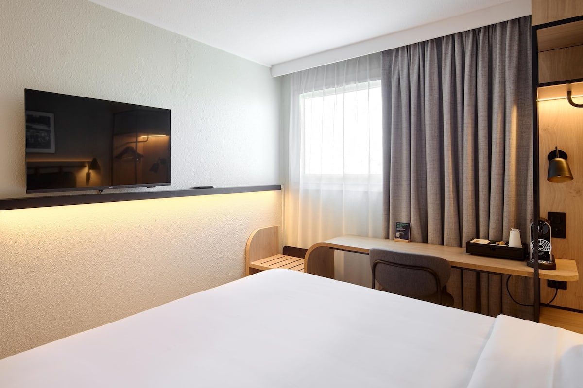 Standard Room, 1 Queen Bed | Premium bedding, desk, laptop workspace, blackout drapes