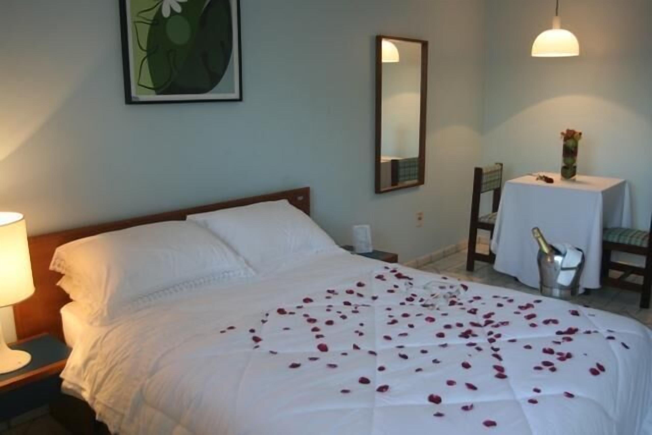 Minibar, free WiFi, bed sheets