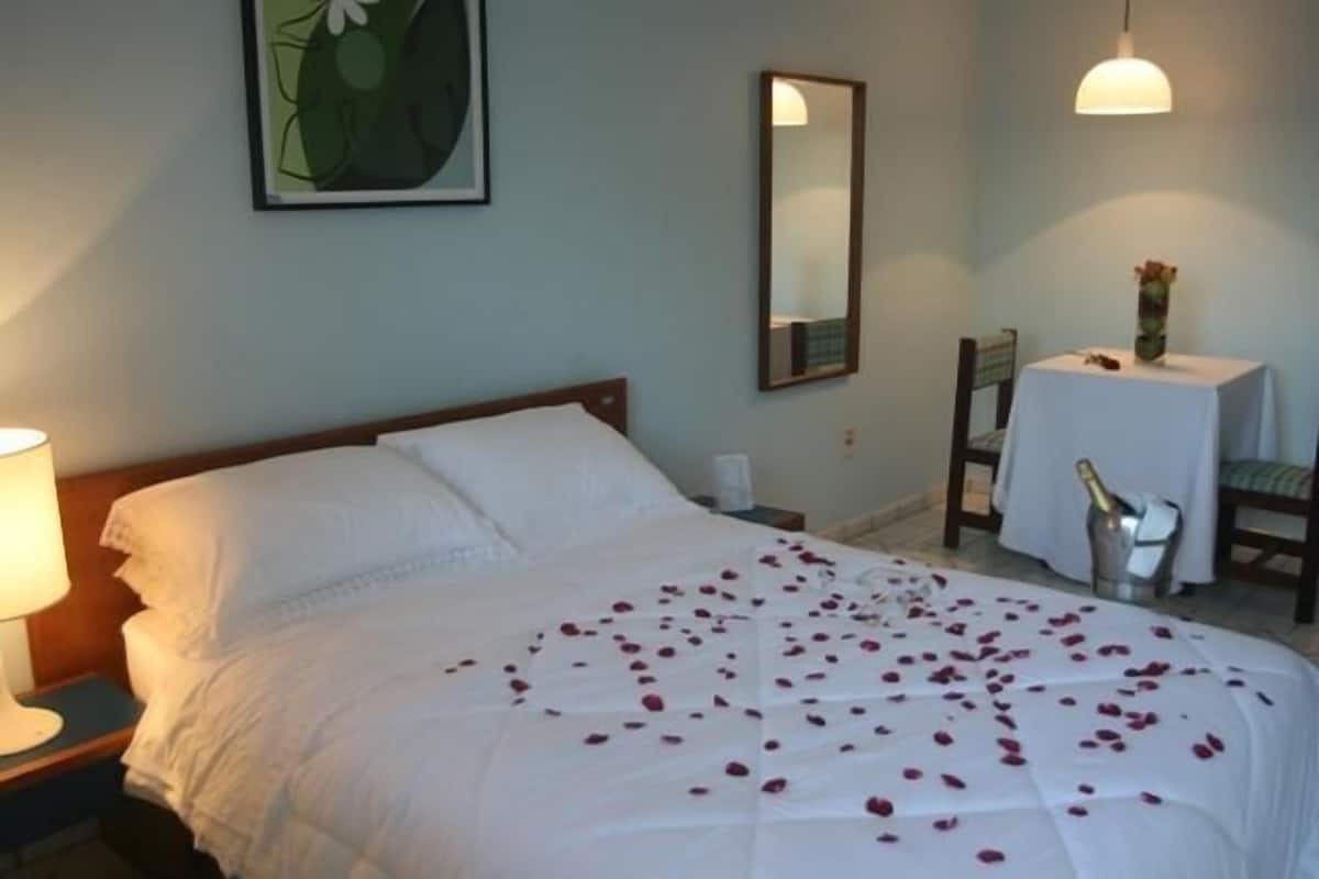 Minibar, free WiFi, bed sheets