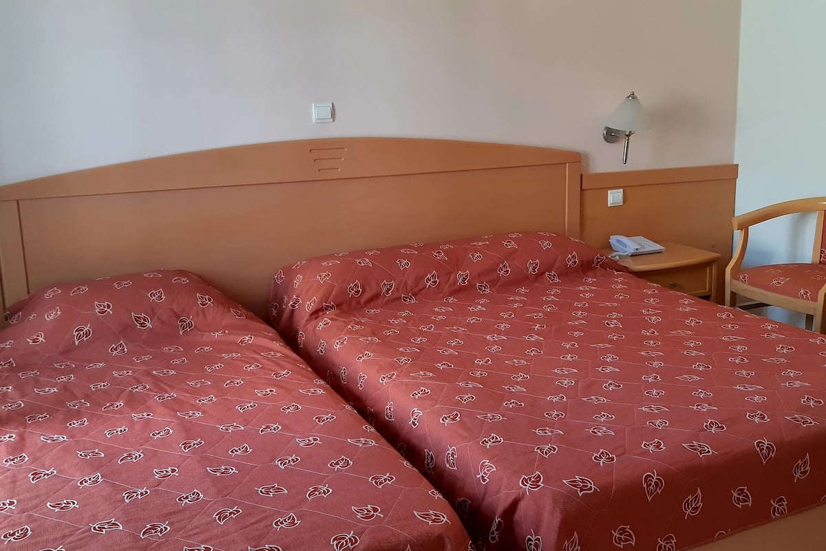 Kamar Triple Standar, pemandangan kota (Building 1 & Building 2) | Seprai premium, brankas, tirai kedap cahaya, dan kedap suara