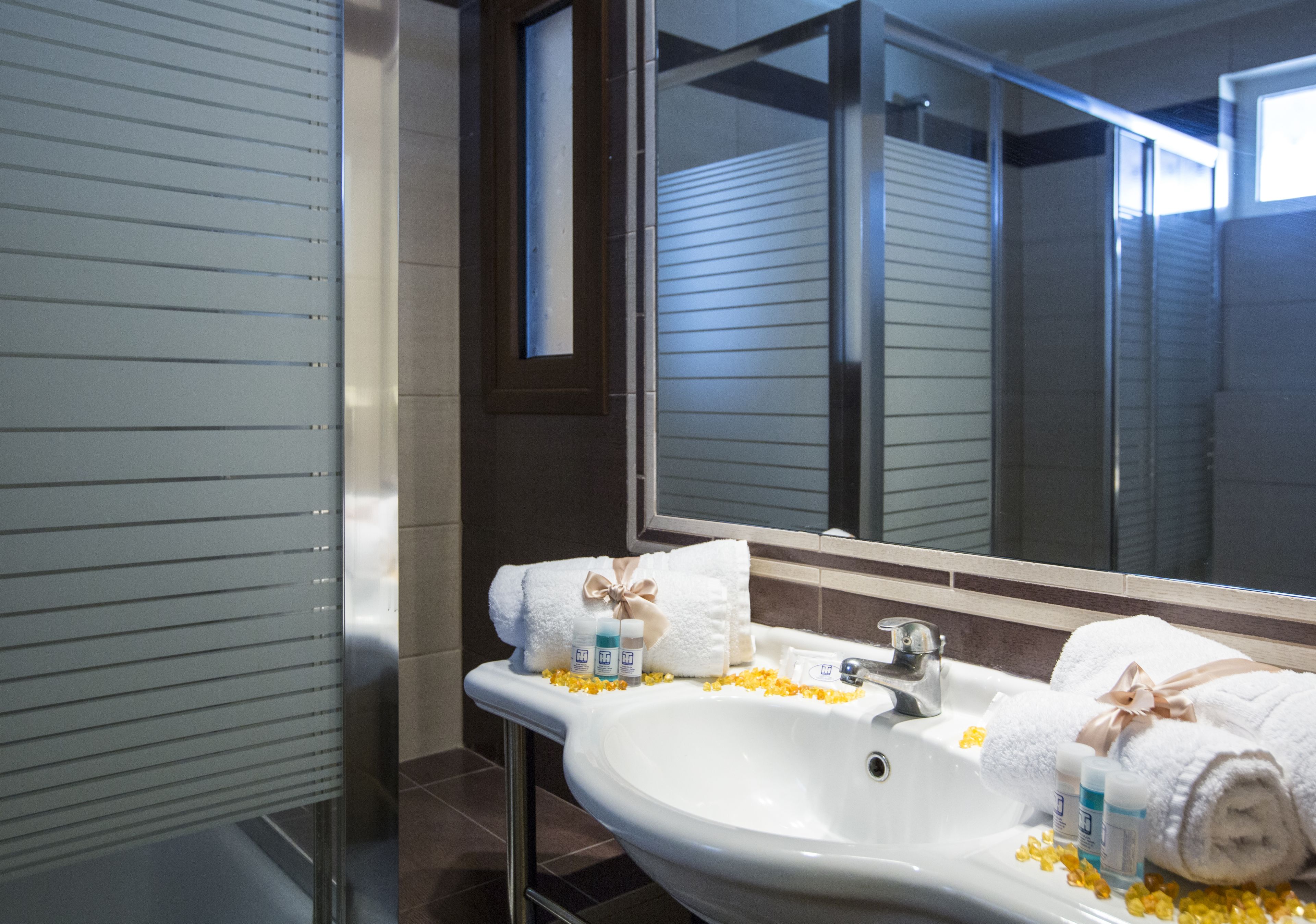 rainfall showerhead, hair dryer, towels