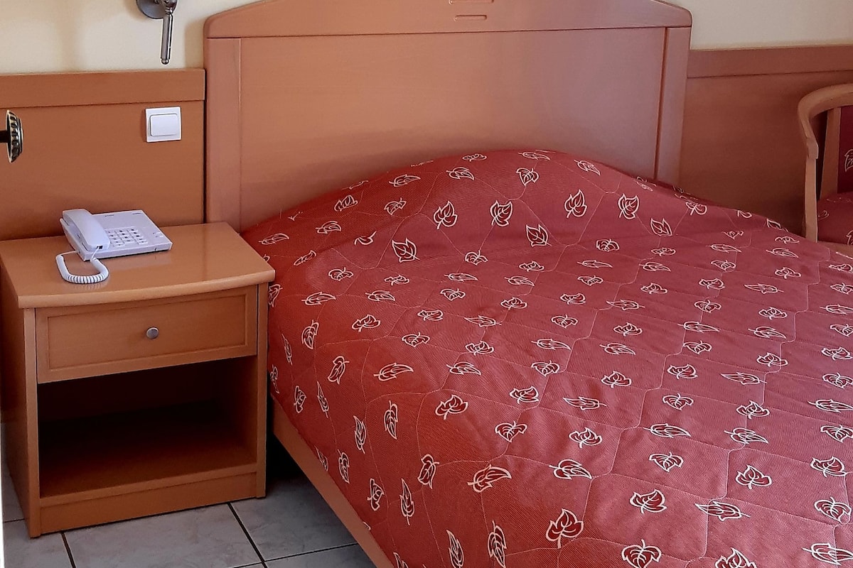 Kamar Single Standar, pemandangan kota | Seprai premium, brankas, tirai kedap cahaya, dan kedap suara