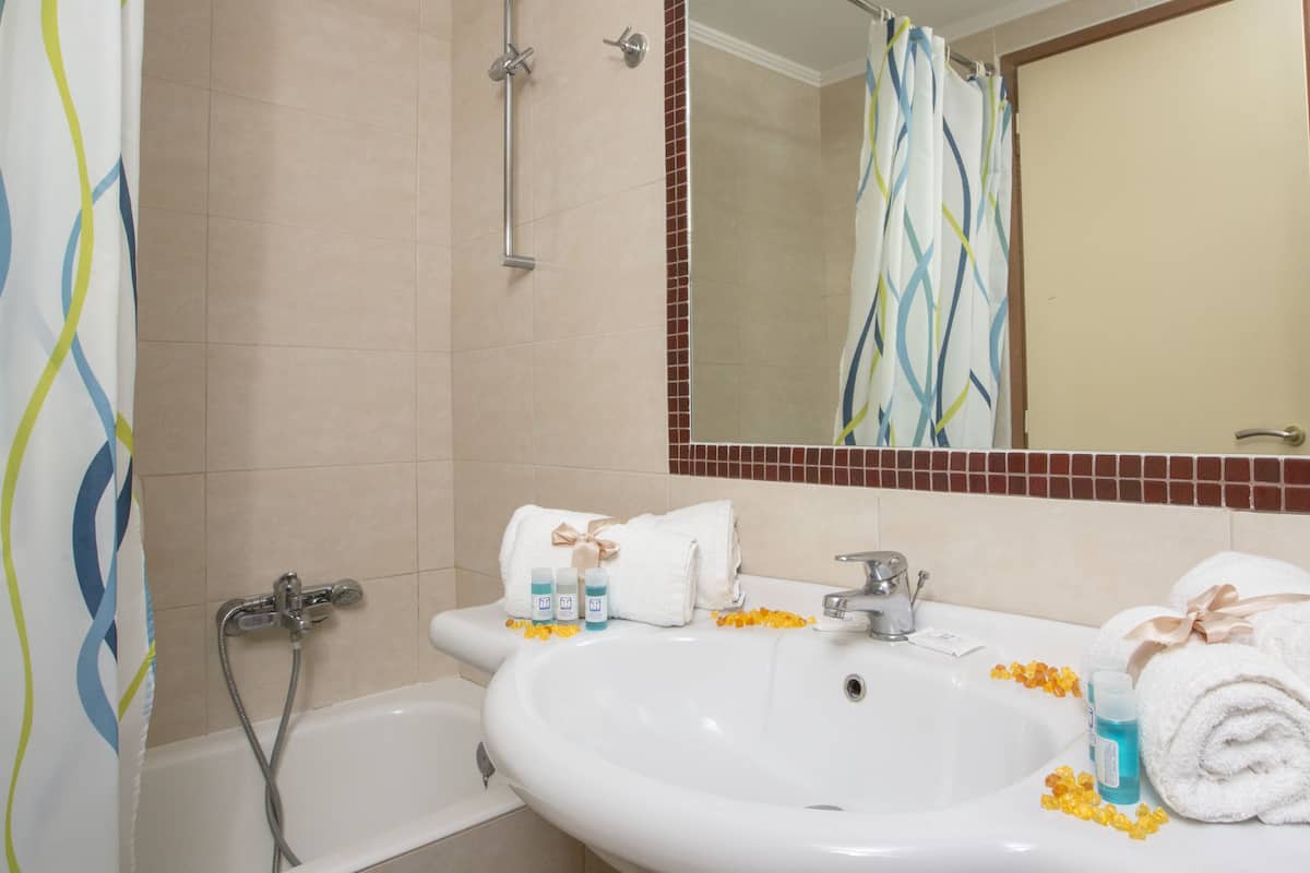 rainfall showerhead, hair dryer, towels