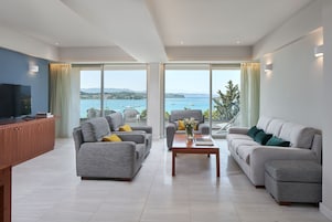 Suíte grand, vista para o mar (Unlimited) | Sala de estar | TV