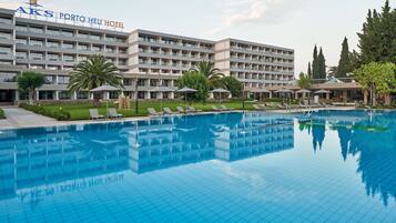 2 outdoor pools, pool loungers