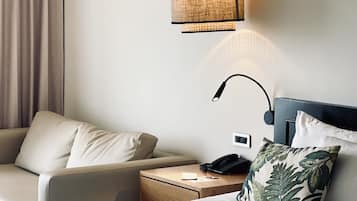 Executive Superior Room, Sea View | Selimut bulu angsa, minibar, brankas, dan meja kerja