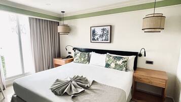 Executive Double or Twin Room, Sea View | Selimut bulu angsa, minibar, brankas, dan meja kerja