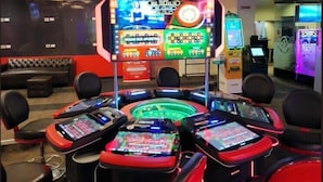 Ein Spielbereich mit Roulette- und Spielautomaten, mehreren Spielsitzgelegenheiten und einer Sportwettenzone.