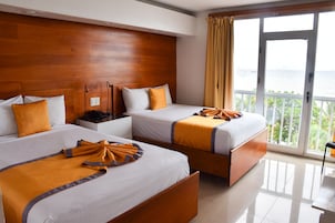 Minibar, caja de seguridad en la habitaciĂłn y escritorio