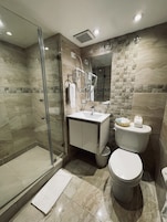 Standard Double or Twin Room, Sea View | Banheiro | Chuveiro com efeito de chuva, produtos de toalete de grife