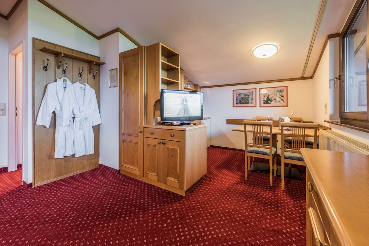 Hypo-allergenic bedding available, minibar, in-room safe, desk