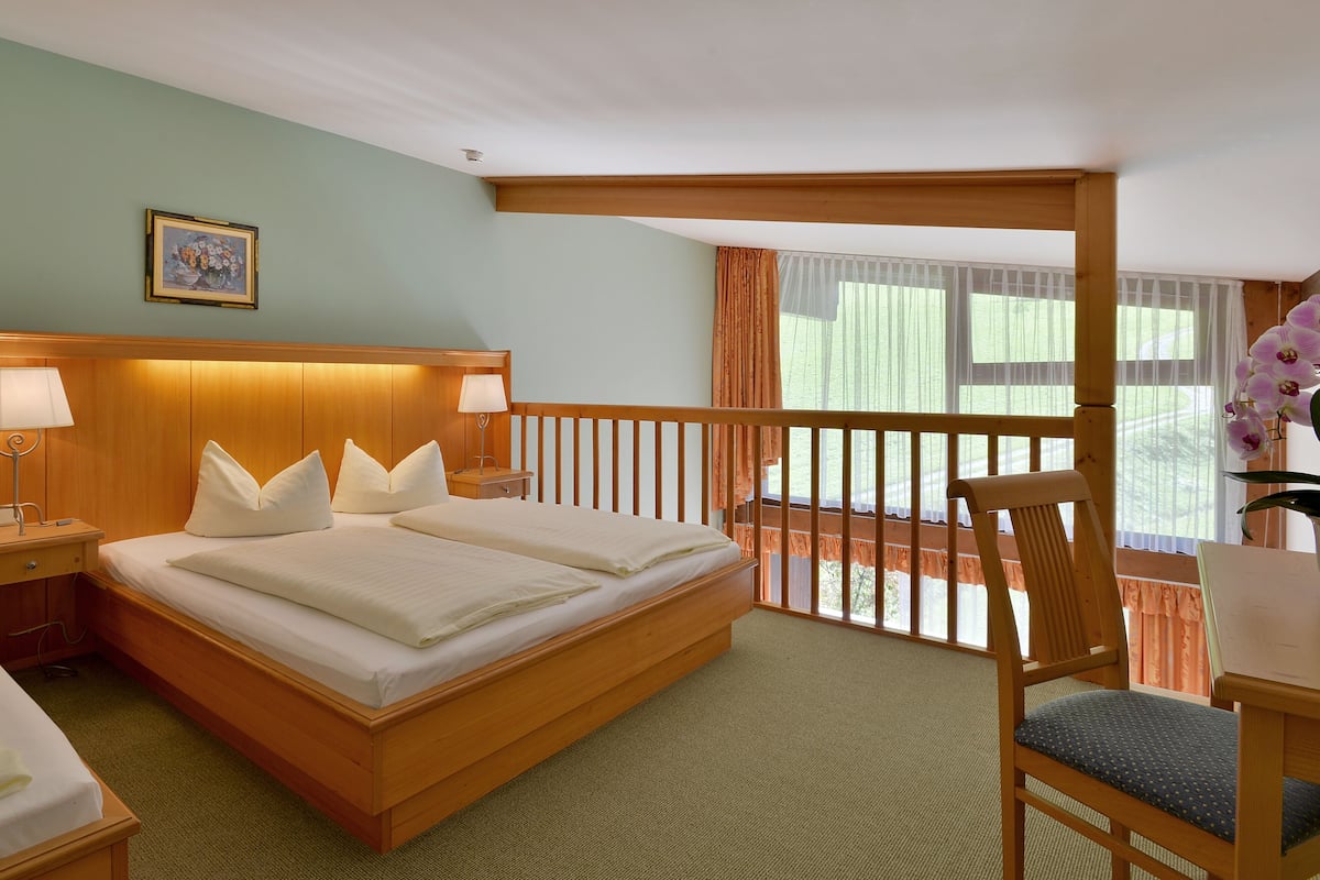 Junior Duplex, 1 Bedroom | Hypo-allergenic bedding available, minibar, in-room safe, desk