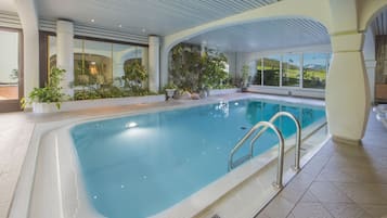 Inomhuspool, utomhuspool och solstolar