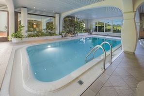 Innenpool, Außenpool, Liegestühle