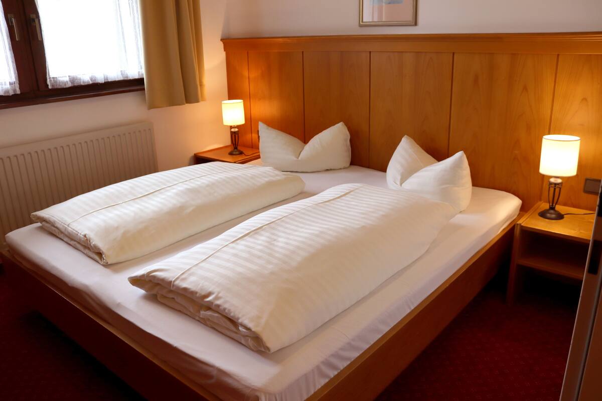 Familie appartement, 2 slaapkamers | Hypoallergeen beddengoed, een minibar, een kluis op de kamer, een bureau