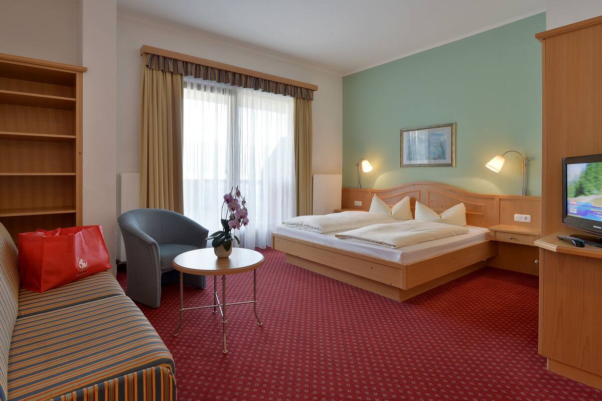 Standard Studio | Hypo-allergenic bedding available, minibar, in-room safe, desk