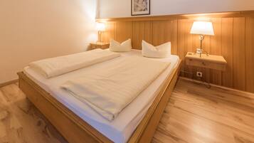 Hypo-allergenic bedding, minibar, in-room safe, desk