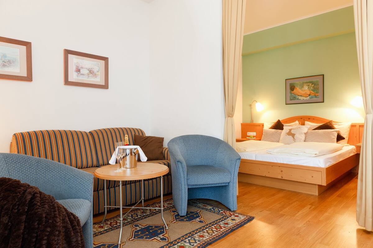 Hypoallergeen beddengoed, een minibar, een kluis op de kamer, een bureau