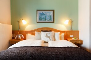 Hypo-allergenic bedding, minibar, in-room safe, desk