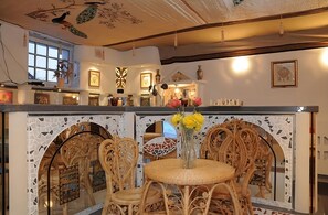 Deluxe suite | Luxe beddengoed, een bureau, geluiddichte muren, rolstoeltoegang