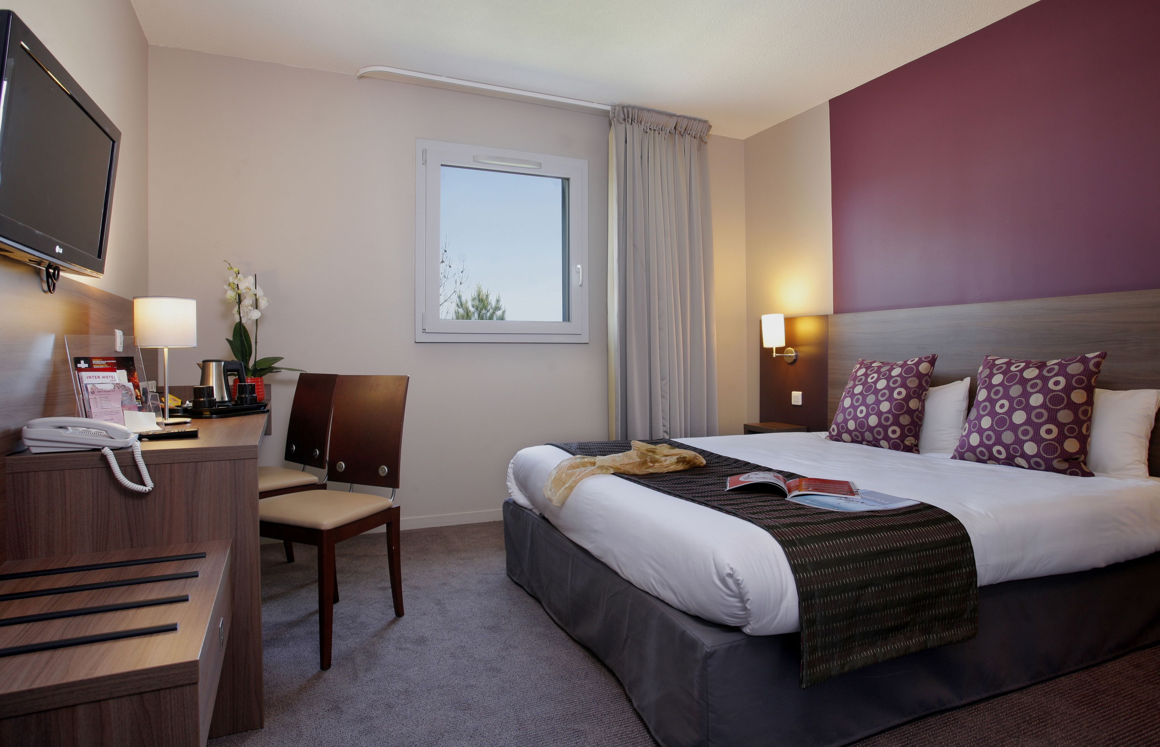 privilège room | desk, laptop workspace, blackout curtains, soundproofing