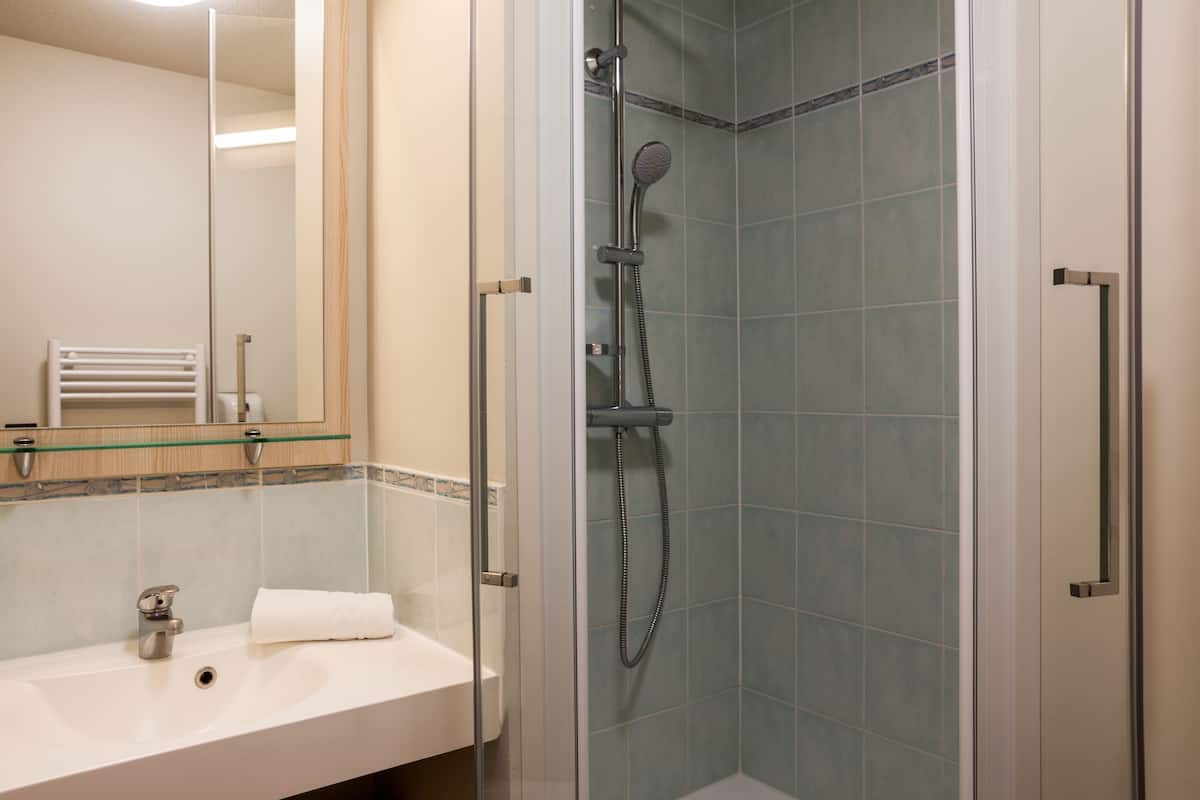 triple room | desk, laptop workspace, blackout curtains, soundproofing