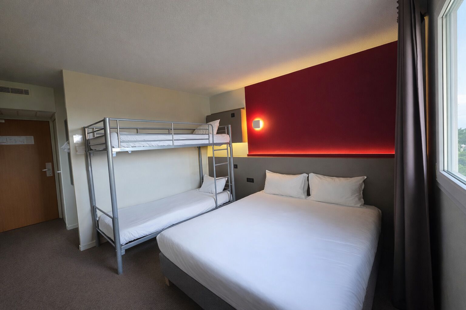 Chambre familiale | Bureau, espace de travail pour ordinateurs portables