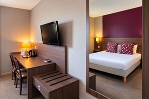 Double Room, 1 Katil Kelamin (Double) | Meja, ruang kerja komputer riba, langsir/tirai gelap terus, kalis bunyi 