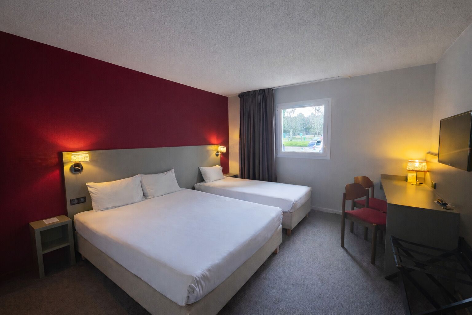 Chambre triple | Bureau, espace de travail pour ordinateurs portables