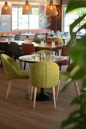 Lunch and dinner served - The Originals City, Hôtel Les Bruyères, Dax Nord (Castets)