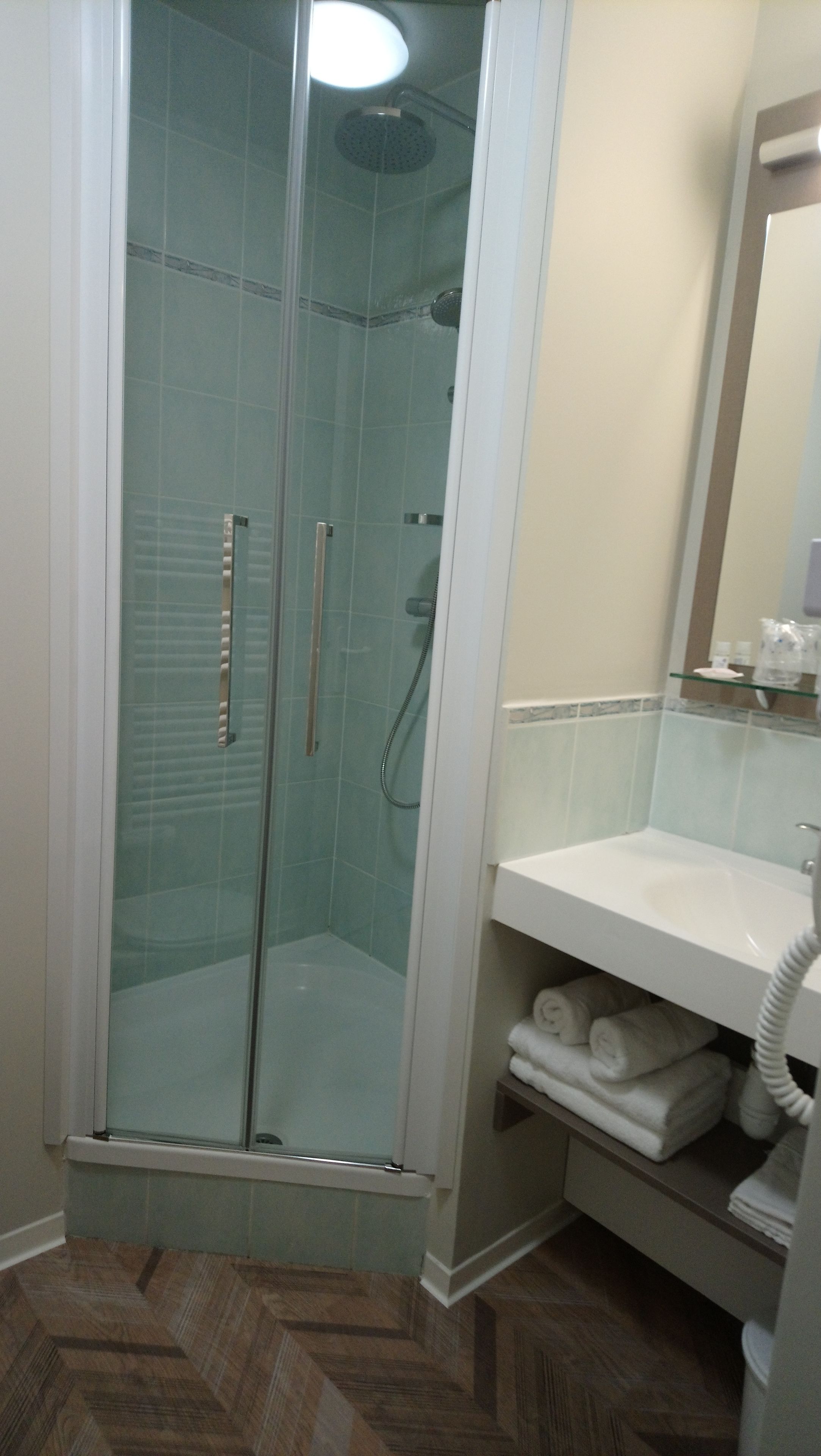 shower, rainfall showerhead, free toiletries, hair dryer