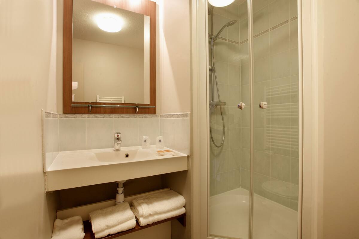 privilège room | bathroom | shower, rainfall showerhead, free toiletries, hair dryer