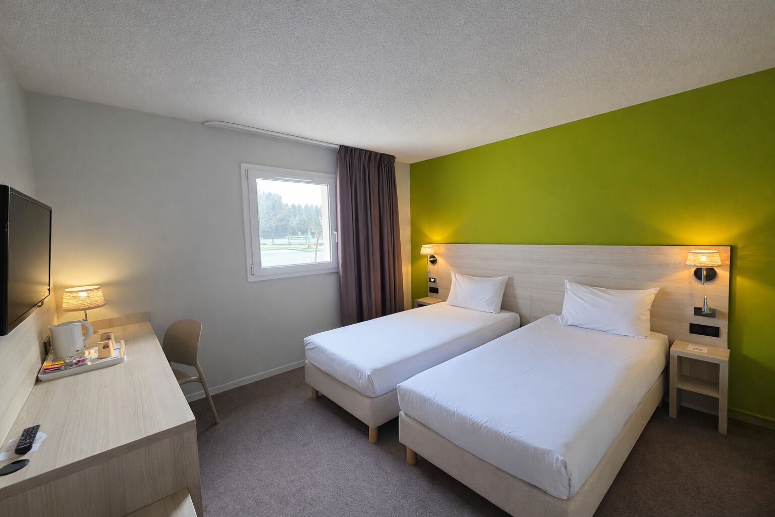 Chambre avec lits jumeaux, 2 lits jumeaux | Bureau, espace de travail pour ordinateurs portables