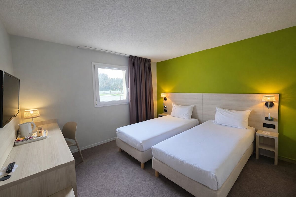 Chambre avec lits jumeaux, 2 lits jumeaux | Bureau, espace de travail pour ordinateurs portables