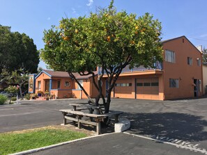 BBQ/picnic area - Los Padres Inn (San Luis Obispo)