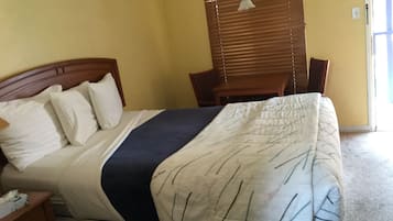 Escritorio, wifi gratis y ropa de cama