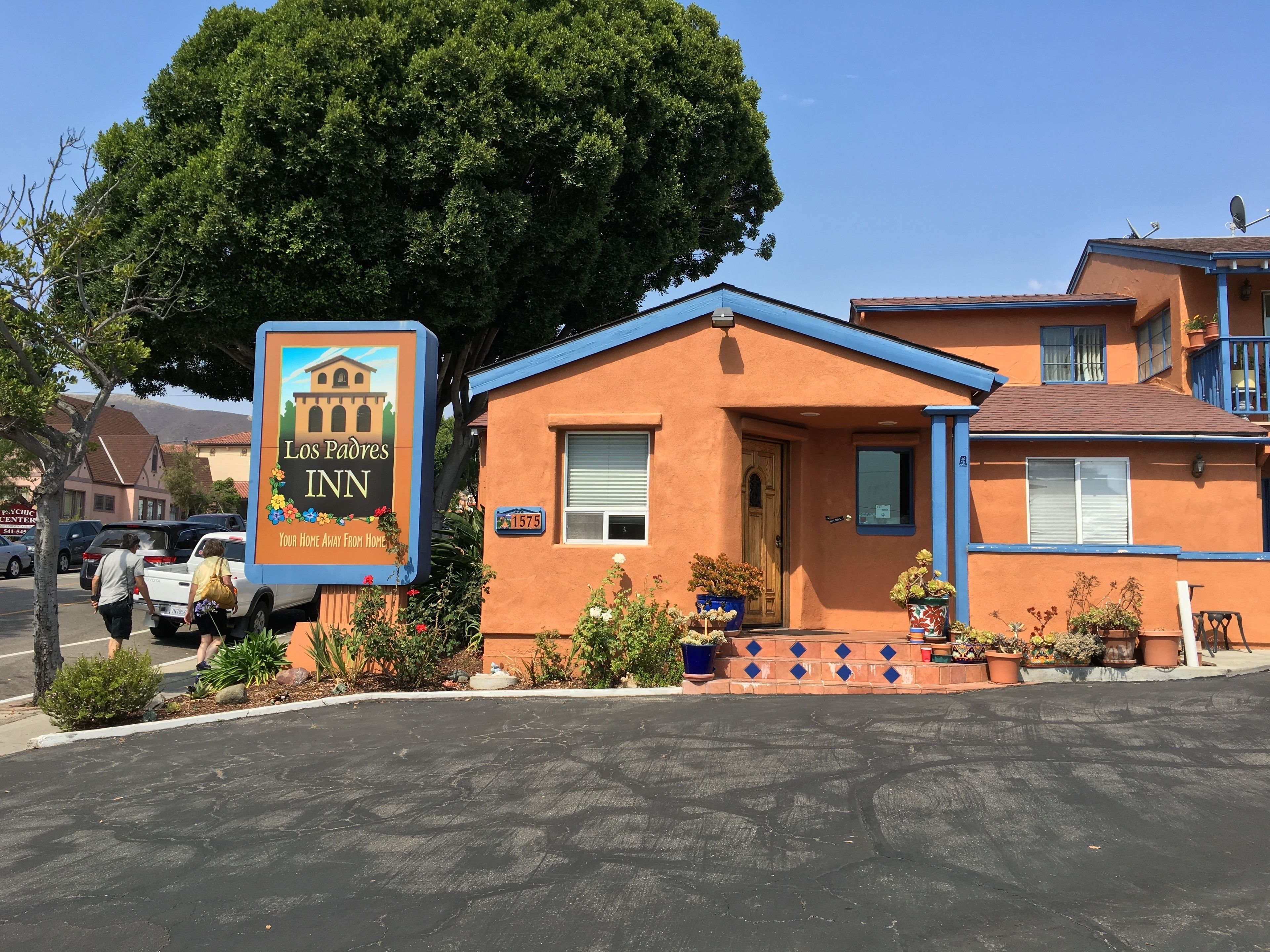 A building with a sign for 'Los Padres Inn' and a blue exterior.