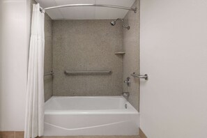 Zimmer, 1 King-Bett, barrierefrei, Nichtraucher (Tub with Grab Bars) | Badezimmer | Duschwanne, kostenlose Toilettenartikel, Haartrockner, Handtücher
