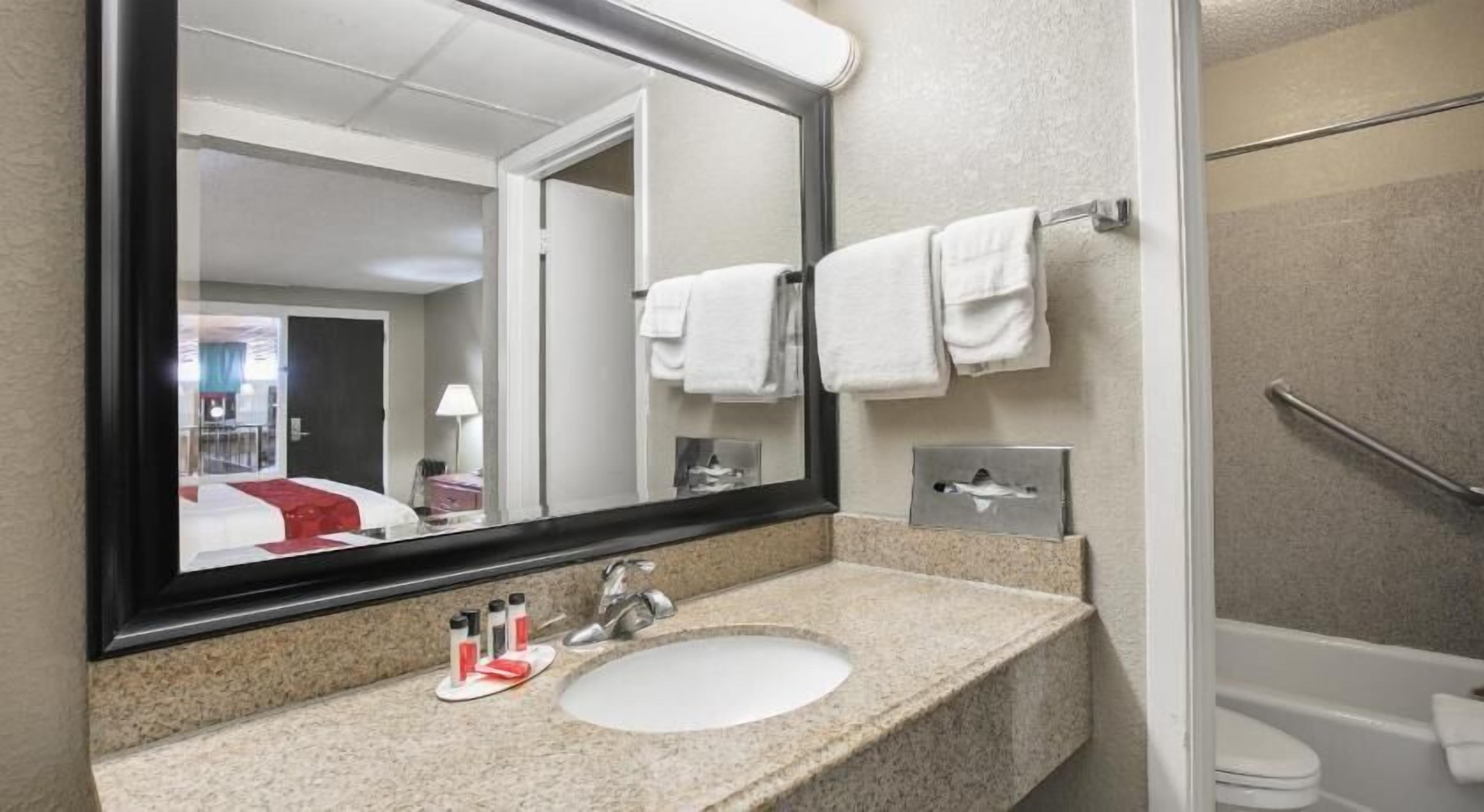 Baño | Tina con regadera, amenidades de baño gratuitas, secadora de cabello 