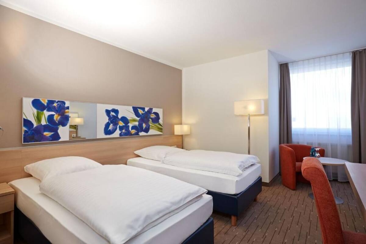 Standard Twin Room | Desk, iron/ironing board (on request), WiFi (free), bed sheets