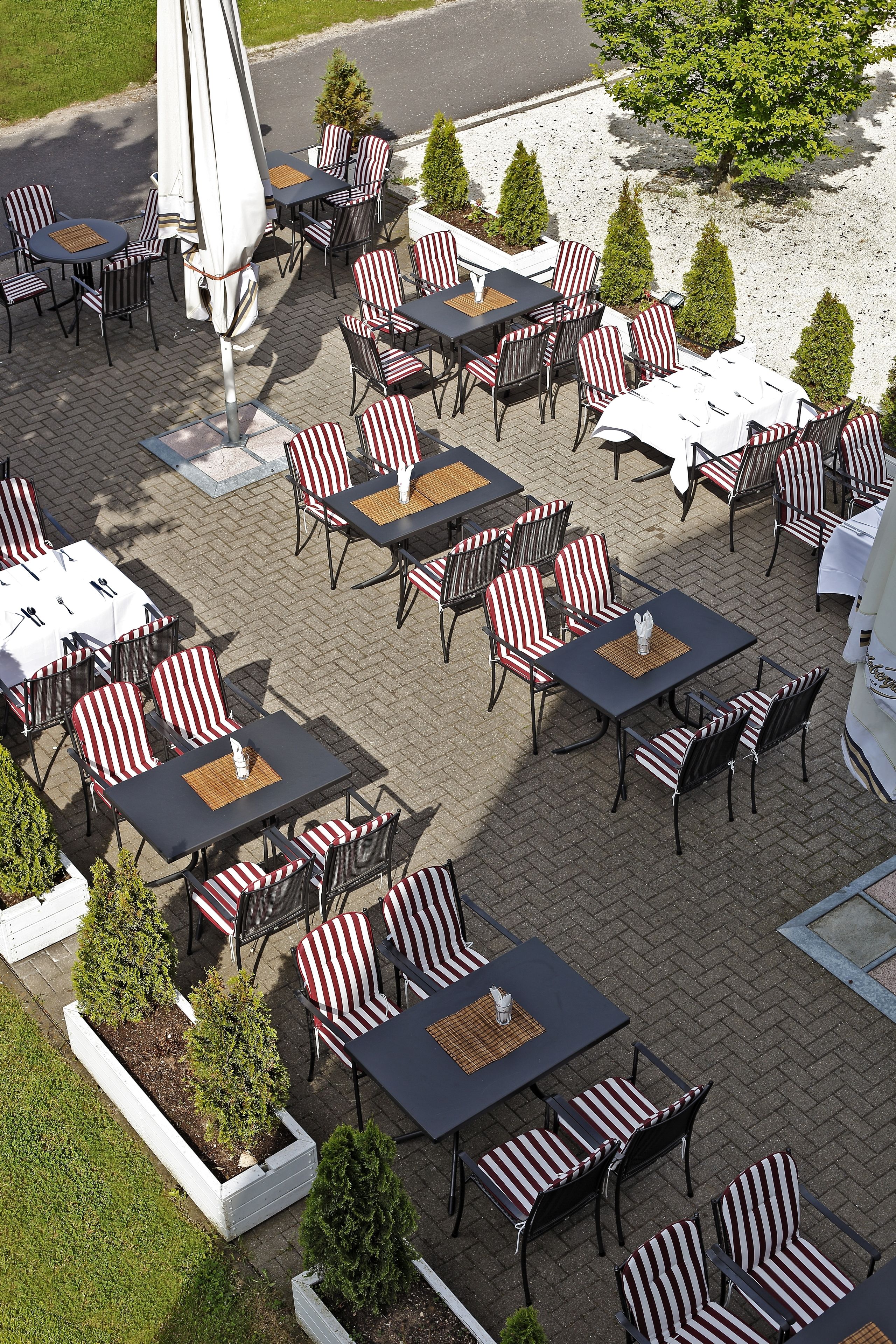 breakfast, lunch, dinner served; local cuisine, al fresco dining