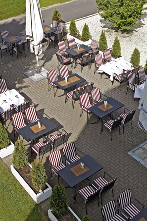 Petit déjeuner et déjeuner servis sur place, restauration en plein air 