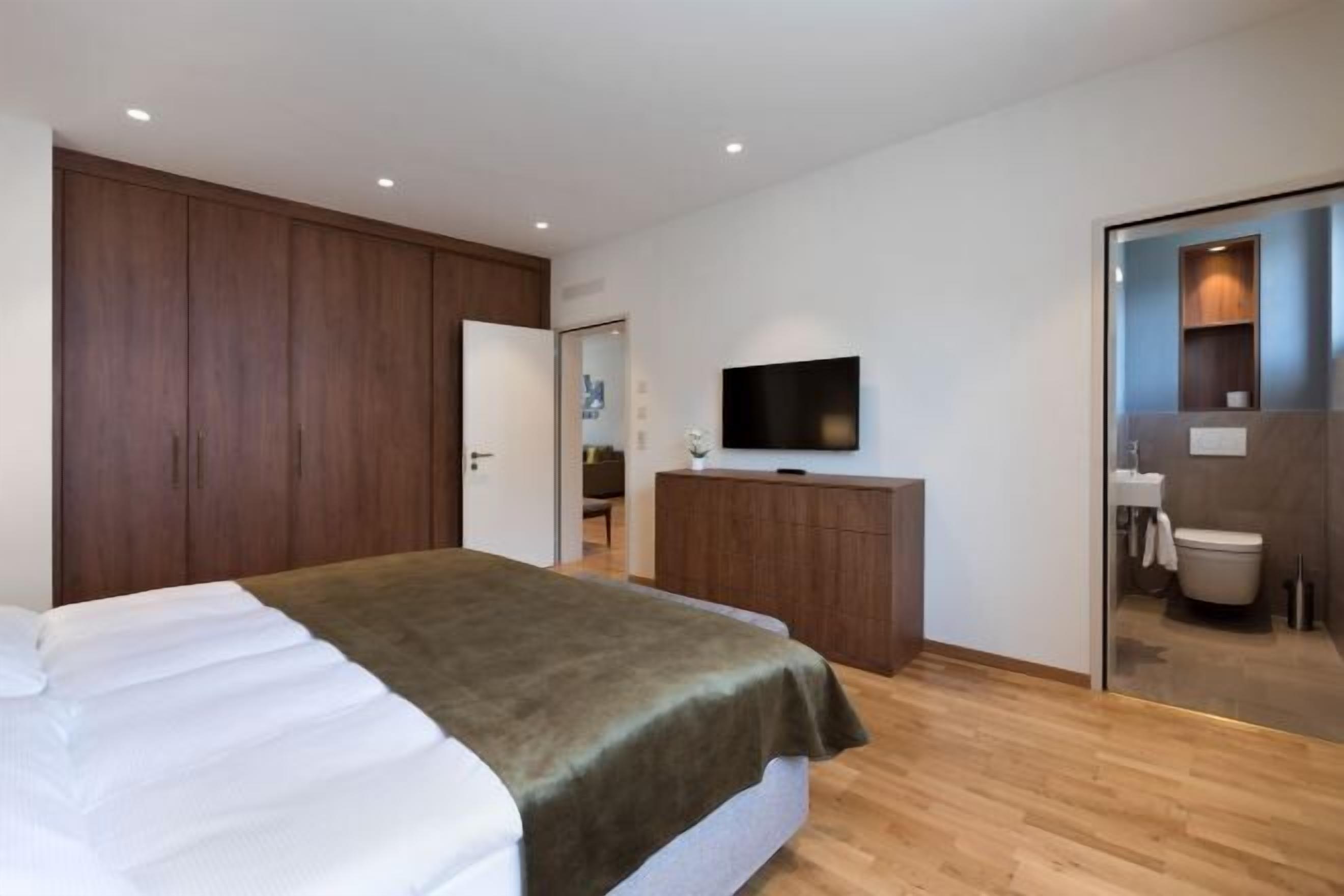 Minibar, in-room safe, desk, blackout curtains