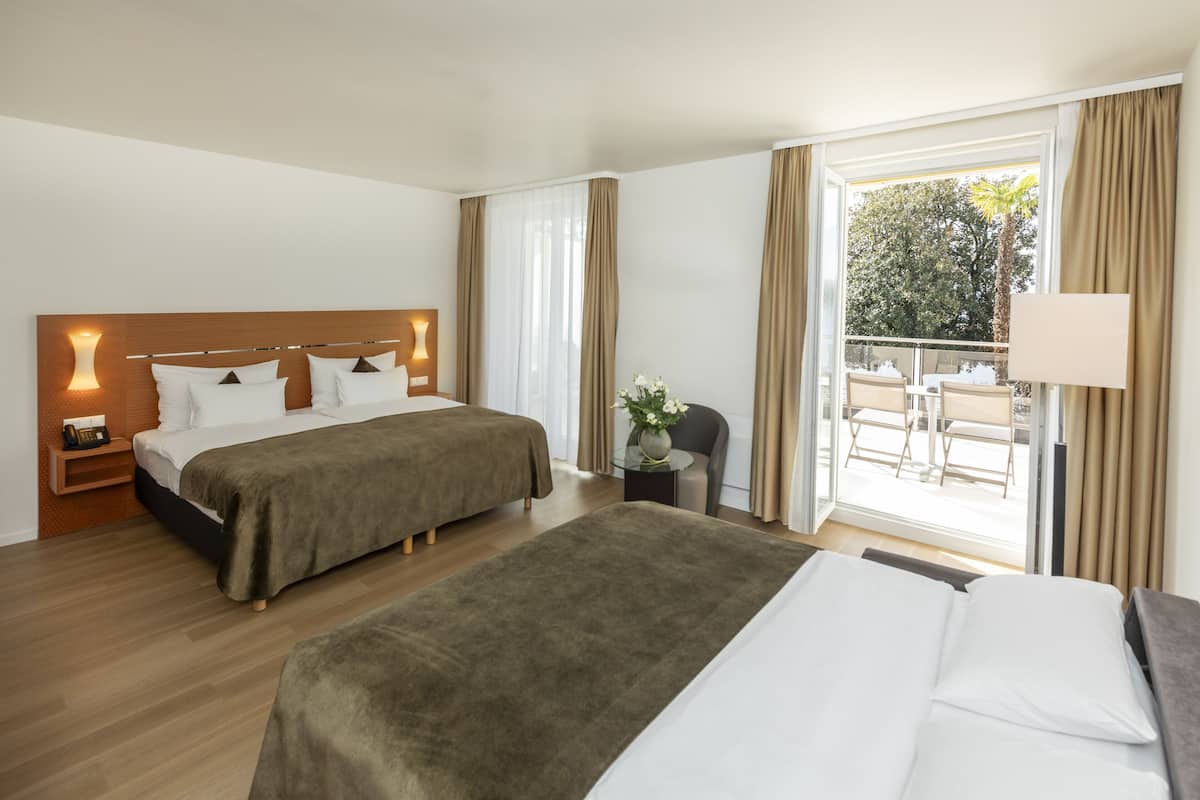 Suite junior, vista al lago | 1 habitación, minibar, caja de seguridad en la habitación y escritorio