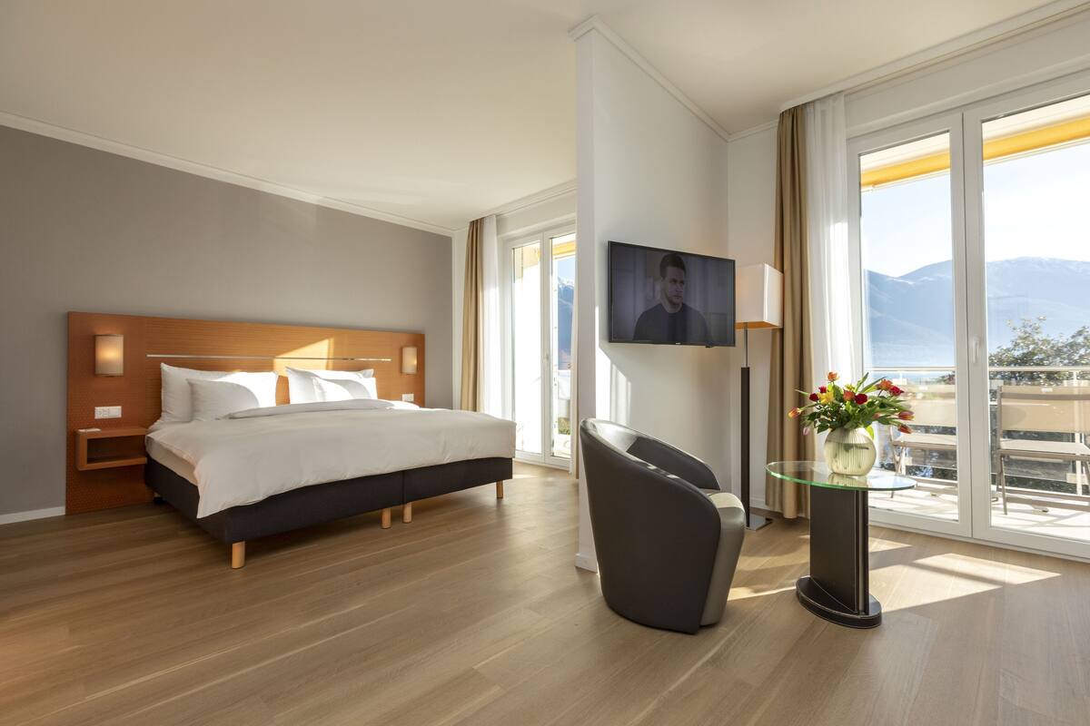 suite, lake view | 1 bedroom, minibar, in-room safe, desk