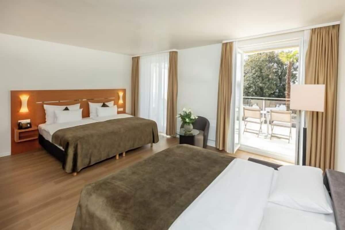 1 slaapkamer, een minibar, een kluis op de kamer, een bureau